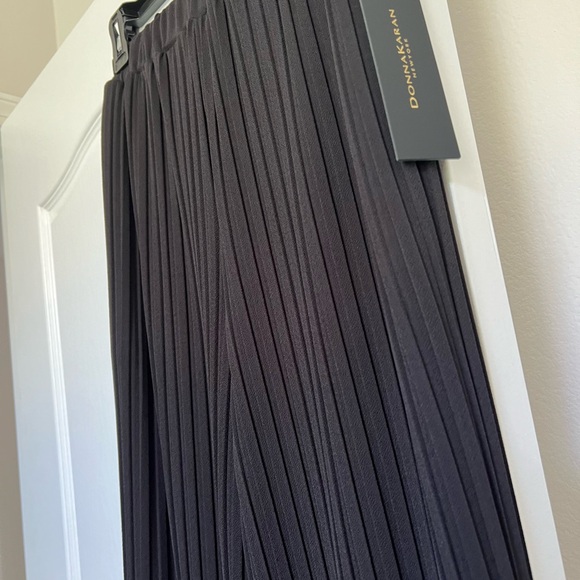 Pleated pants by Danna Karan - Picture 3 of 4